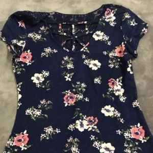 Women’s navy medium floral top.